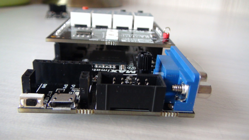 MAXimator wyposażono w złącze JTAG, złącza konwertera USB/UART i zasilanie z USB